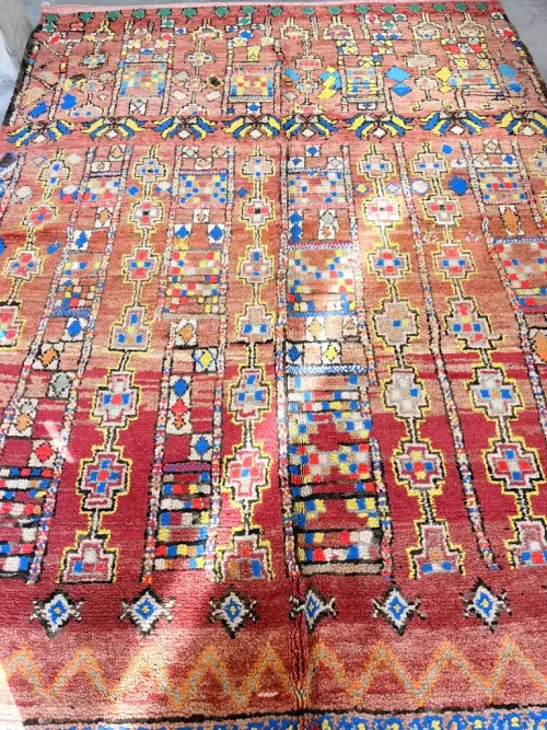 Alter marokkanischer Berberteppich mit bunten geometrischen Mustern