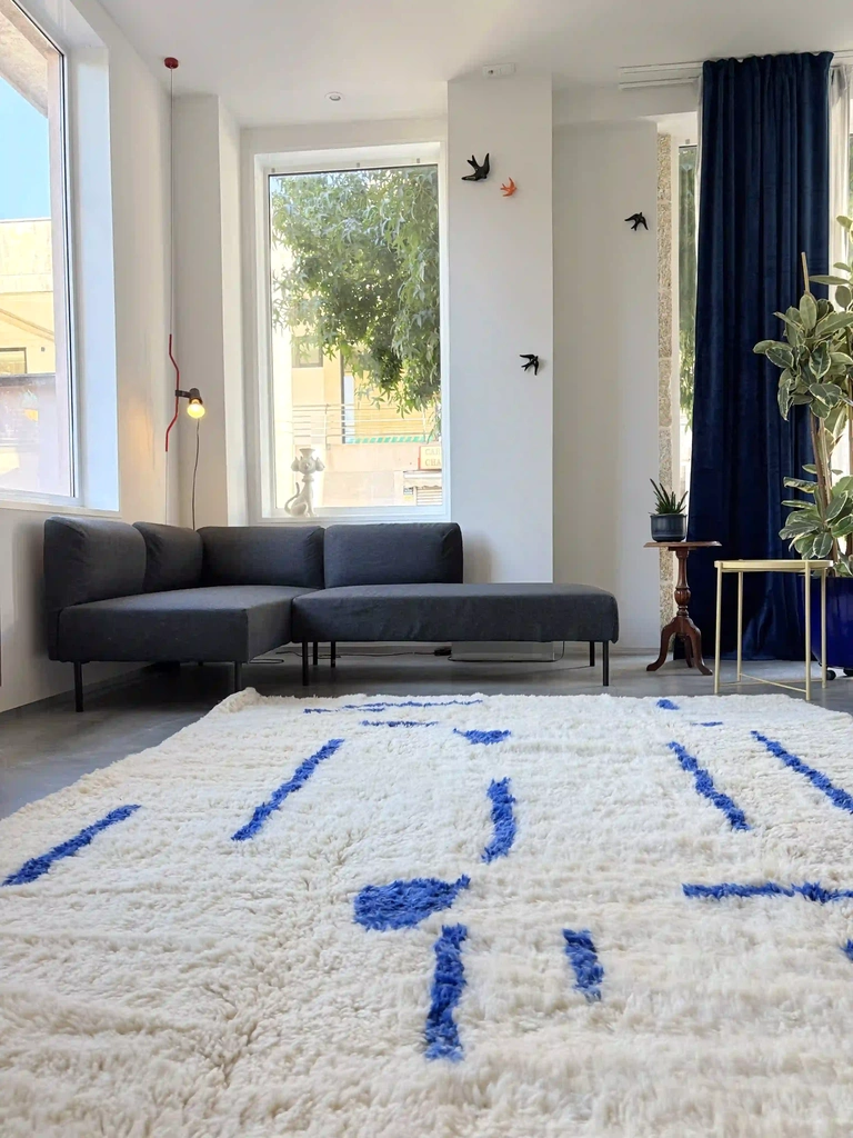 Beni Ouarain Teppich „Blue“ mit blauen Linien 300 × 210 cm 1 Beni Ouarain Teppich „Blue“ mit blauen Linien