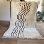 Beni Ouarain Teppich mit braunen Linien