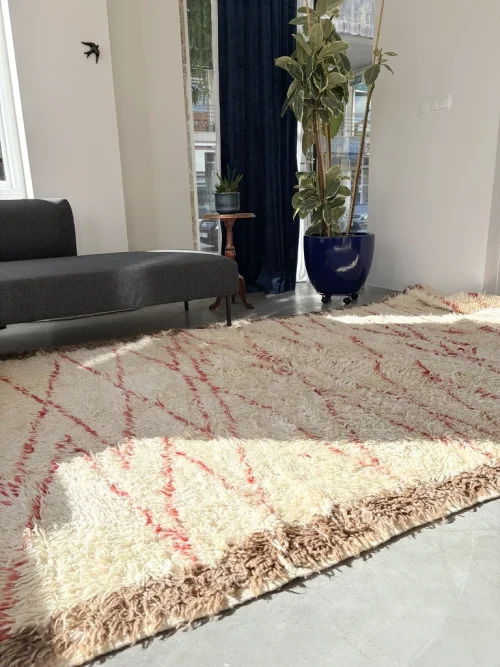 Beni Ouarain Vintage Teppich mit rosa Rautenmuster
