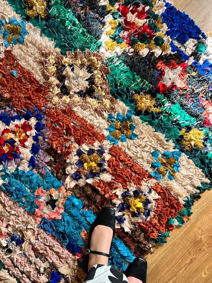 Boucherouite Berberteppich „Maissa“ 197 × 130 cm 2 Boucherouite Teppich rosa blau bunt