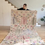 Grauer Kelim mit bunten geometrischen Motiven