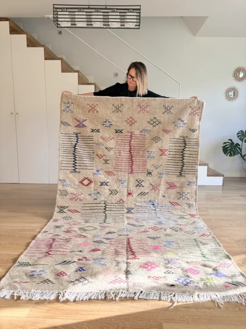 Grauer Kelim mit bunten geometrischen Motiven