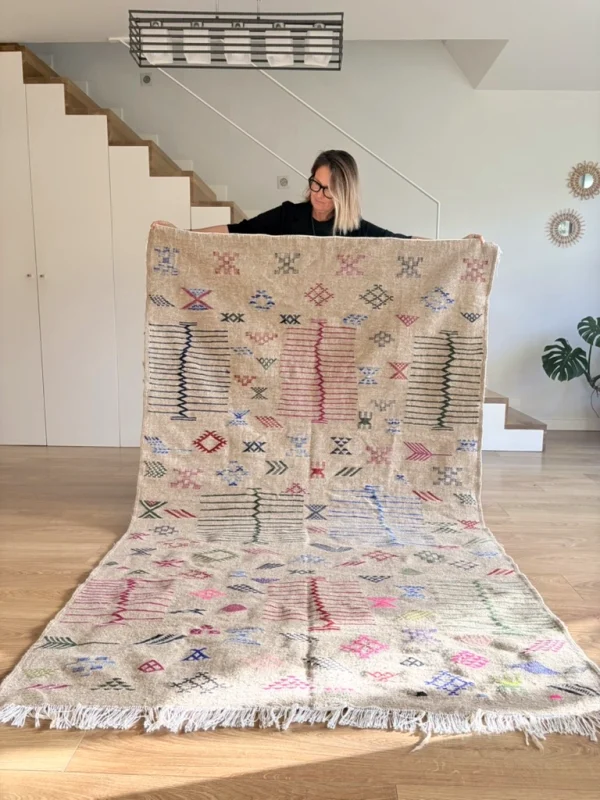 Grauer Kelim mit bunten geometrischen Motiven