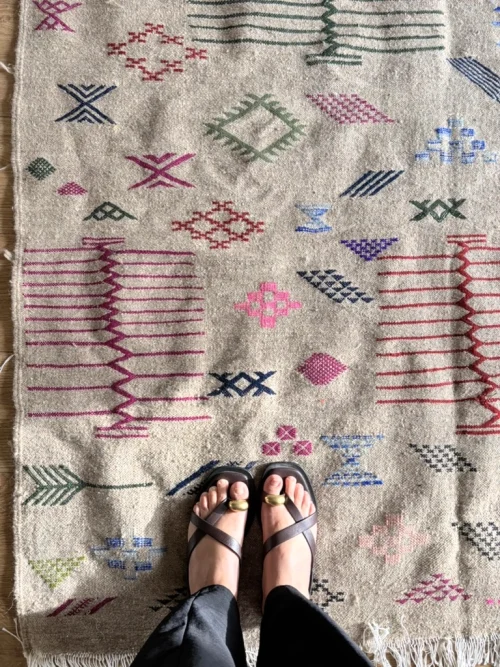 Grauer Kelim mit bunten geometrischen Motiven