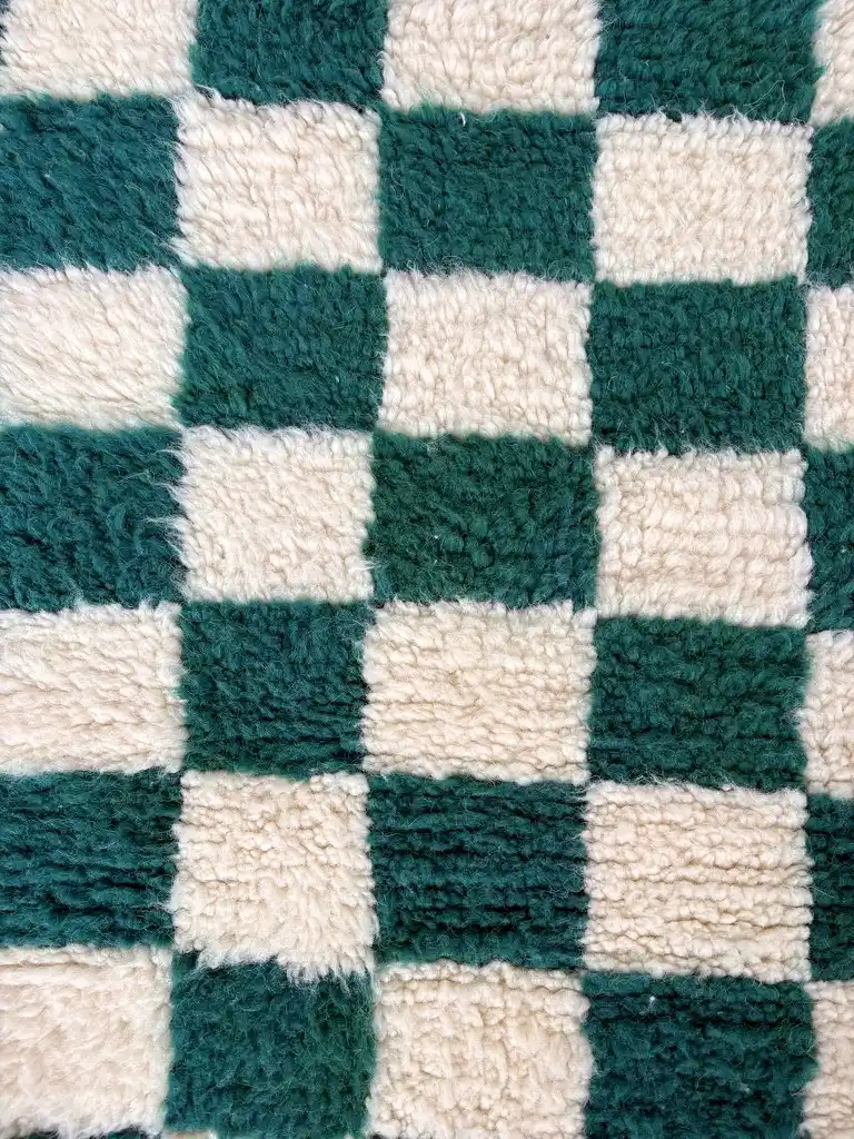 Grüner Beni Ouarain Teppich „Green Gambit“ mit Schachbrettmuster 141 × 100 cm 3 Grüner Beni Ouarain Teppich mit Schachbrettmuster