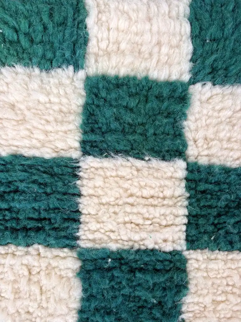 Grüner Beni Ouarain Teppich „Green Gambit“ mit Schachbrettmuster 141 × 100 cm 5 Grüner Beni Ouarain Teppich mit Schachbrettmuster