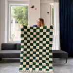 Grüner Beni Ouarain Teppich mit Schachbrettmuster