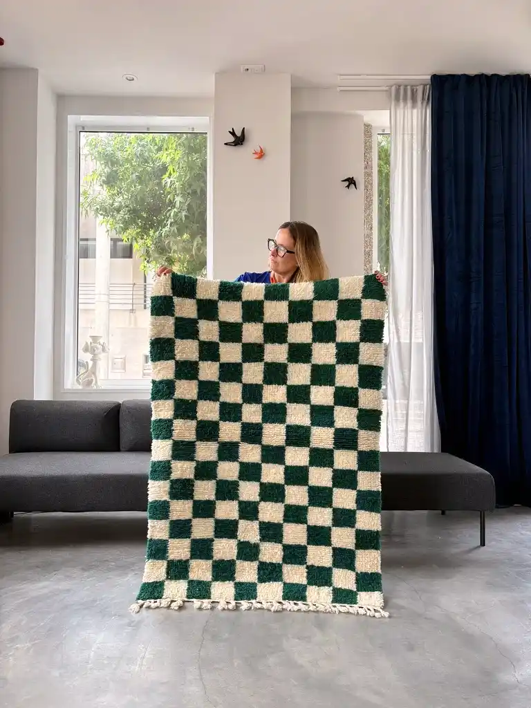 Grüner Beni Ouarain Teppich „Green Gambit“ mit Schachbrettmuster 141 × 100 cm 1 Grüner Beni Ouarain Teppich mit Schachbrettmuster