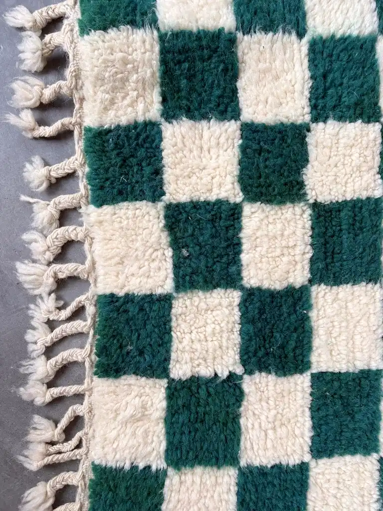 Grüner Beni Ouarain Teppich „Green Gambit“ mit Schachbrettmuster 141 × 100 cm 7 Grüner Beni Ouarain Teppich mit Schachbrettmuster