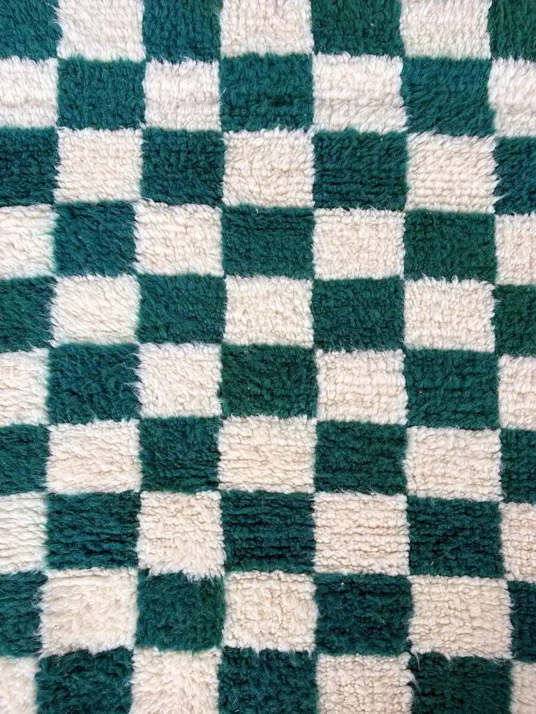 Grüner Beni Ouarain Teppich „Green Gambit“ mit Schachbrettmuster 141 × 100 cm 8 Grüner Beni Ouarain Teppich mit Schachbrettmuster