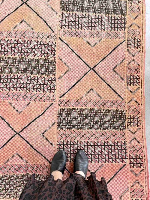 Kelim Teppich rosa vintage mit grafischem Muster