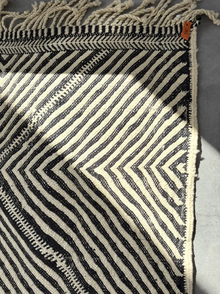 Kelim „Erika“ mit geometrischem Muster in Schwarz und Braun 305 × 185 cm 12 Kelim mit geometrischem Muster in Schwarz und Braun
