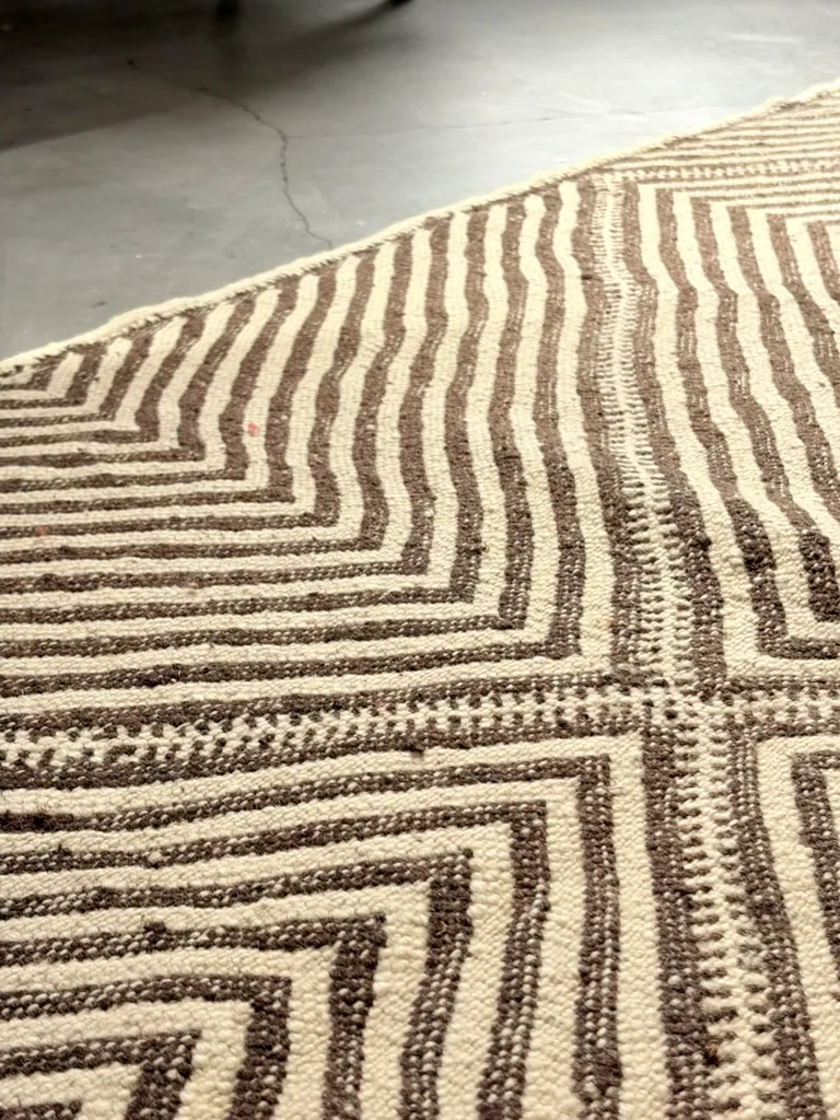 Kelim „Erika“ mit geometrischem Muster in Schwarz und Braun 305 × 185 cm 10 Kelim mit geometrischem Muster in Schwarz und Braun