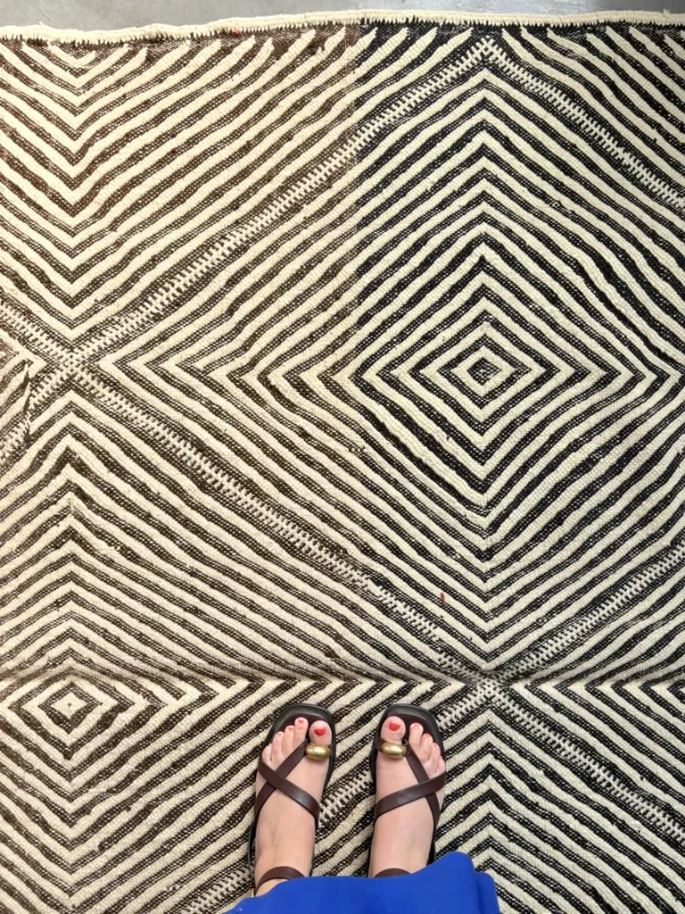 Kelim „Erika“ mit geometrischem Muster in Schwarz und Braun 305 × 185 cm 4 Kelim mit geometrischem Muster in Schwarz und Braun