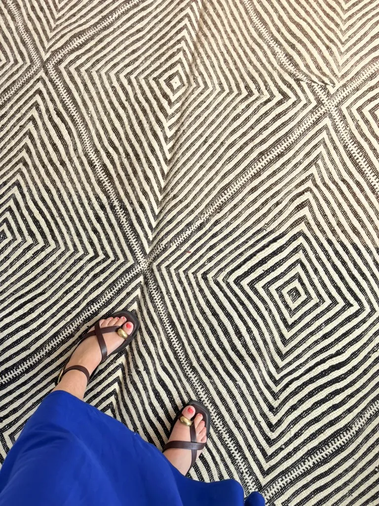 Kelim „Erika“ mit geometrischem Muster in Schwarz und Braun 305 × 185 cm 11 Kelim mit geometrischem Muster in Schwarz und Braun