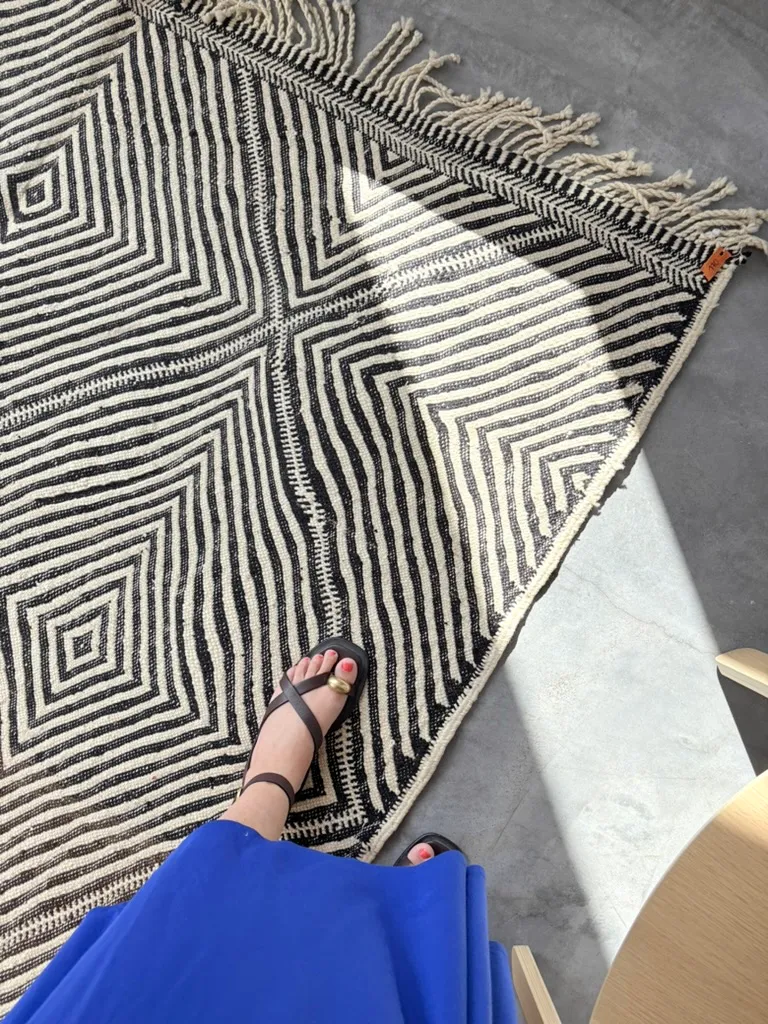 Kelim „Erika“ mit geometrischem Muster in Schwarz und Braun 305 × 185 cm 7 Kelim mit geometrischem Muster in Schwarz und Braun