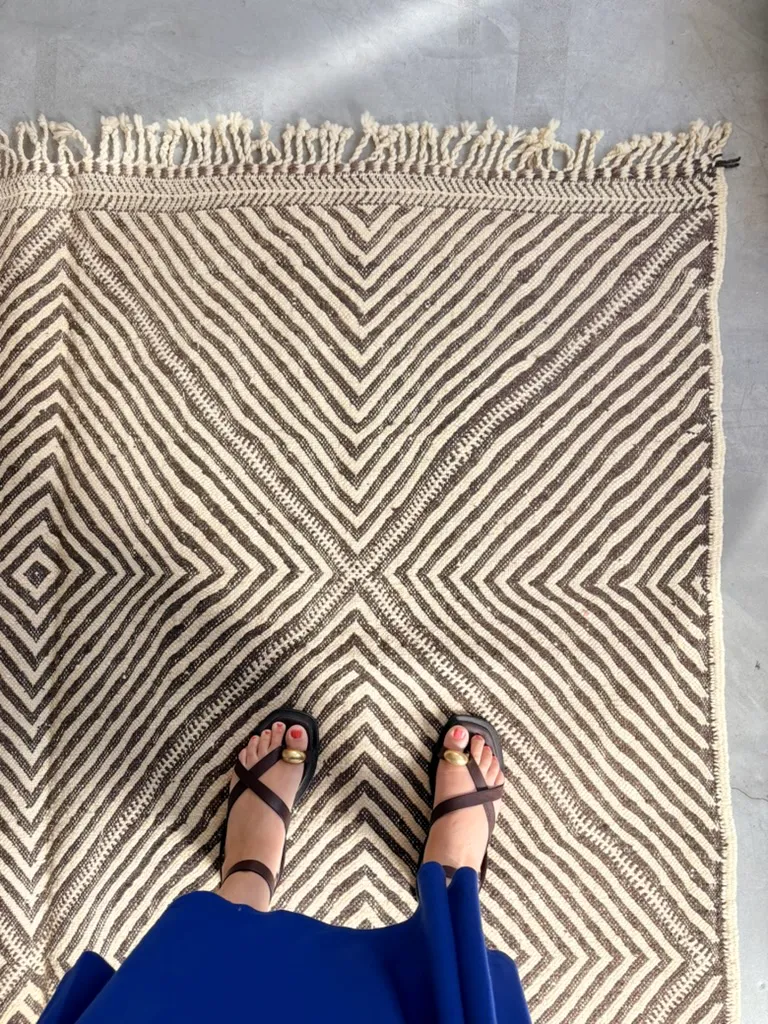 Kelim „Erika“ mit geometrischem Muster in Schwarz und Braun 305 × 185 cm 6 Kelim mit geometrischem Muster in Schwarz und Braun