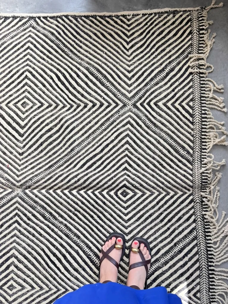 Kelim „Erika“ mit geometrischem Muster in Schwarz und Braun 305 × 185 cm 5 Kelim mit geometrischem Muster in Schwarz und Braun