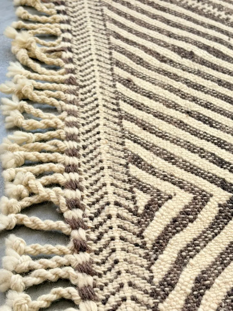 Kelim „Erika“ mit geometrischem Muster in Schwarz und Braun 305 × 185 cm 9 Kelim mit geometrischem Muster in Schwarz und Braun