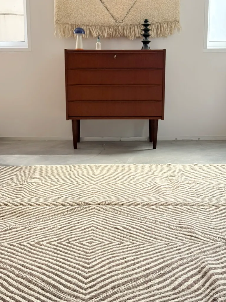 Kelim „Erika“ mit geometrischem Muster in Schwarz und Braun 305 × 185 cm 8 Kelim mit geometrischem Muster in Schwarz und Braun