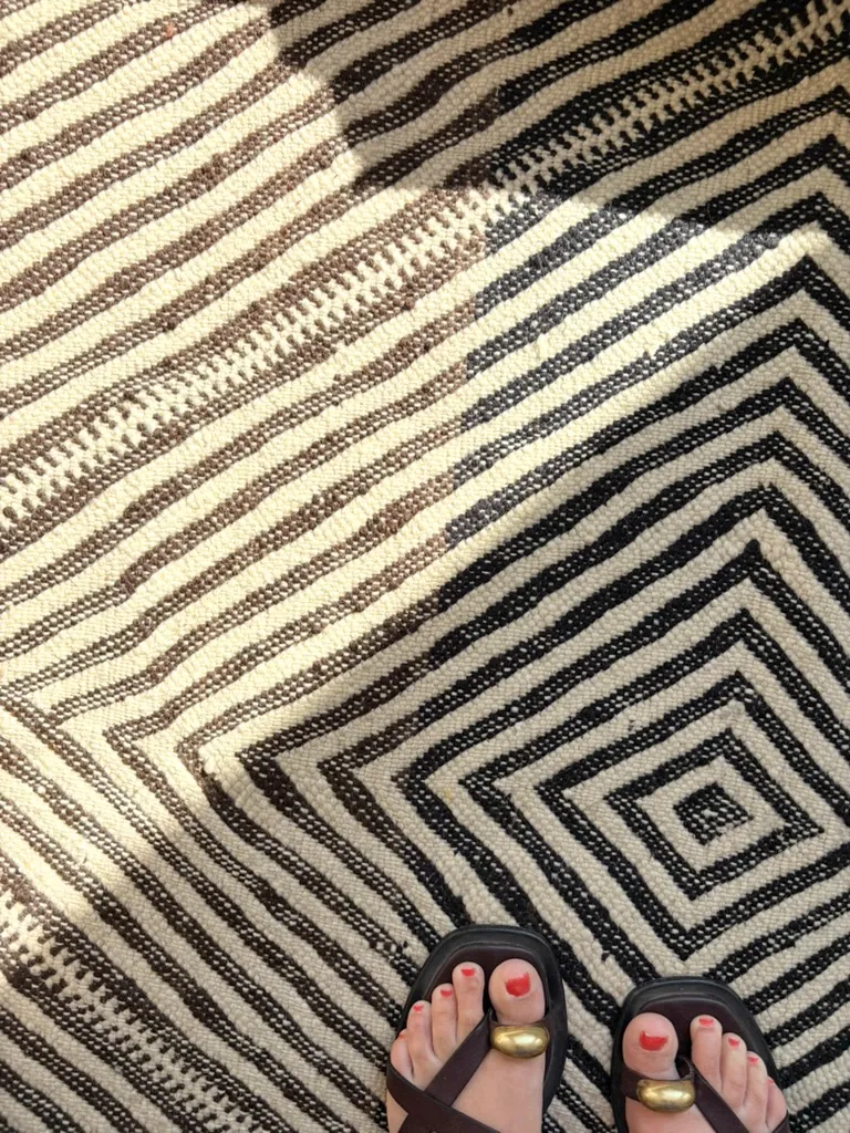 Kelim „Erika“ mit geometrischem Muster in Schwarz und Braun 305 × 185 cm 3 Kelim mit geometrischem Muster in Schwarz und Braun