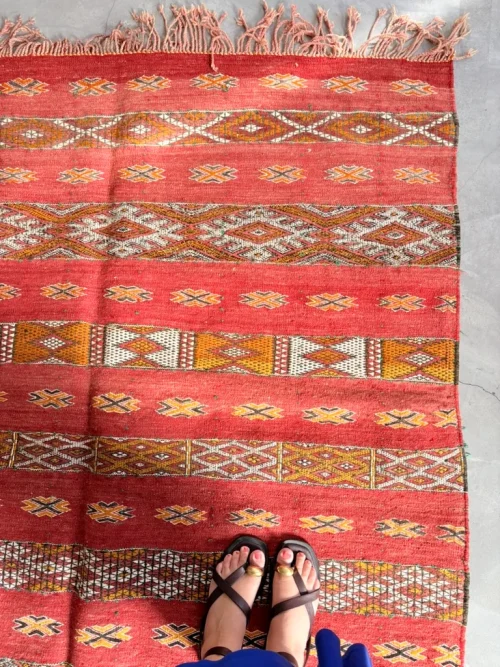 Roter Vintage Kelim mit Ethno-Mustern