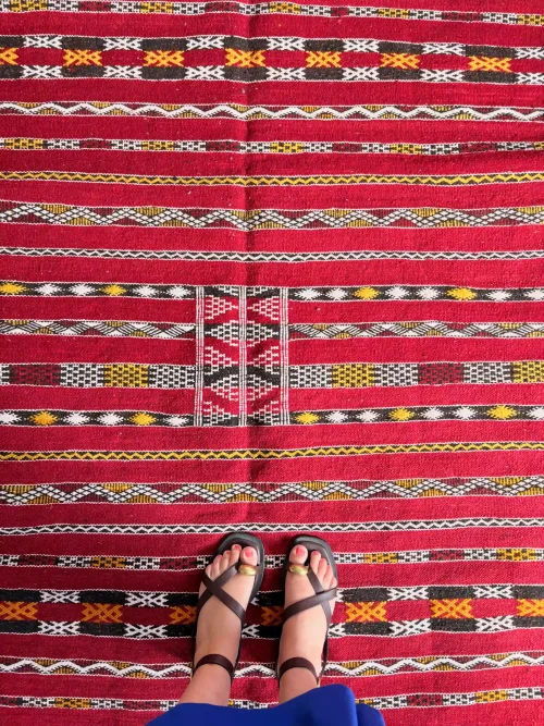 Roter marokkanischer Kelim mit Berbermotiven