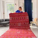 Roter marokkanischer Kelim mit Berbermotiven