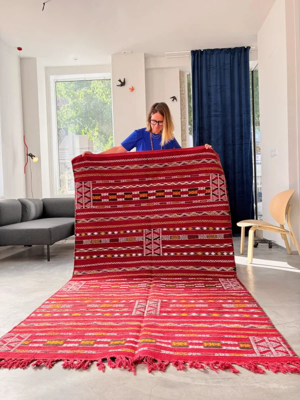 Roter marokkanischer Kelim mit Berbermotiven