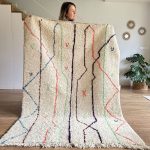 Weißer Azilal Berberteppich mit bunten Linien