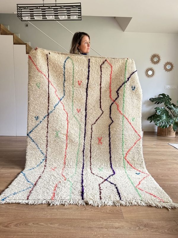 Weißer Azilal Berberteppich mit bunten Linien