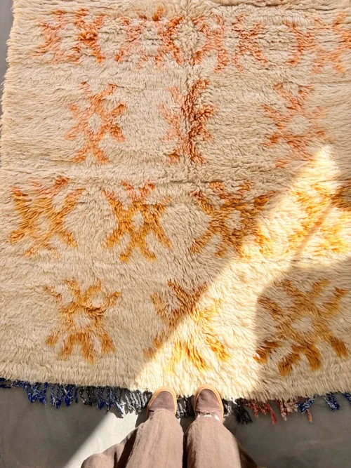 antiker Azilal Berberteppich mit orangefarbenen Symbolen