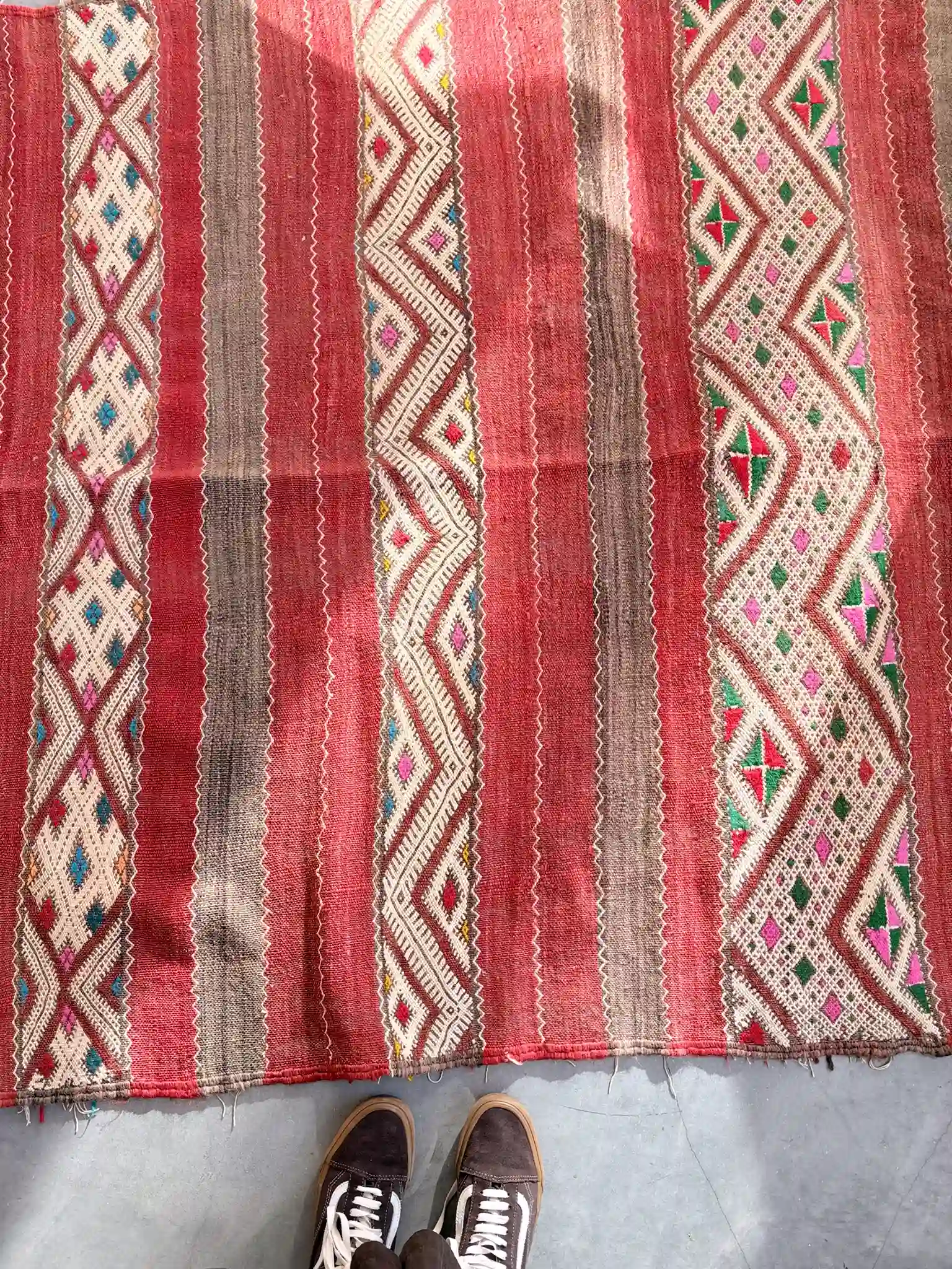 Antiker marokkanischer Kelim „Hanbal“ in Bordeauxrot 296 × 154 cm 2 antiker marokkanischer Kelim in Bordeauxrot
