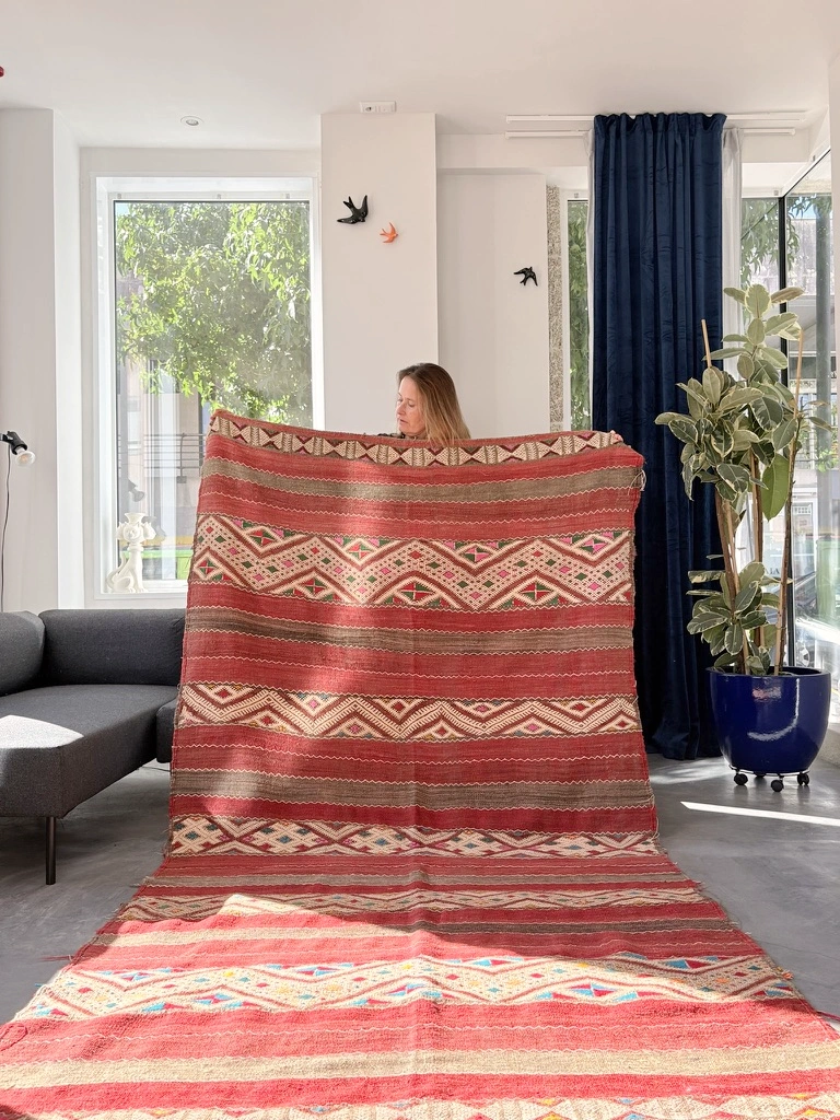 Antiker marokkanischer Kelim „Hanbal“ in Bordeauxrot 296 × 154 cm 1 antiker marokkanischer Kelim in Bordeauxrot