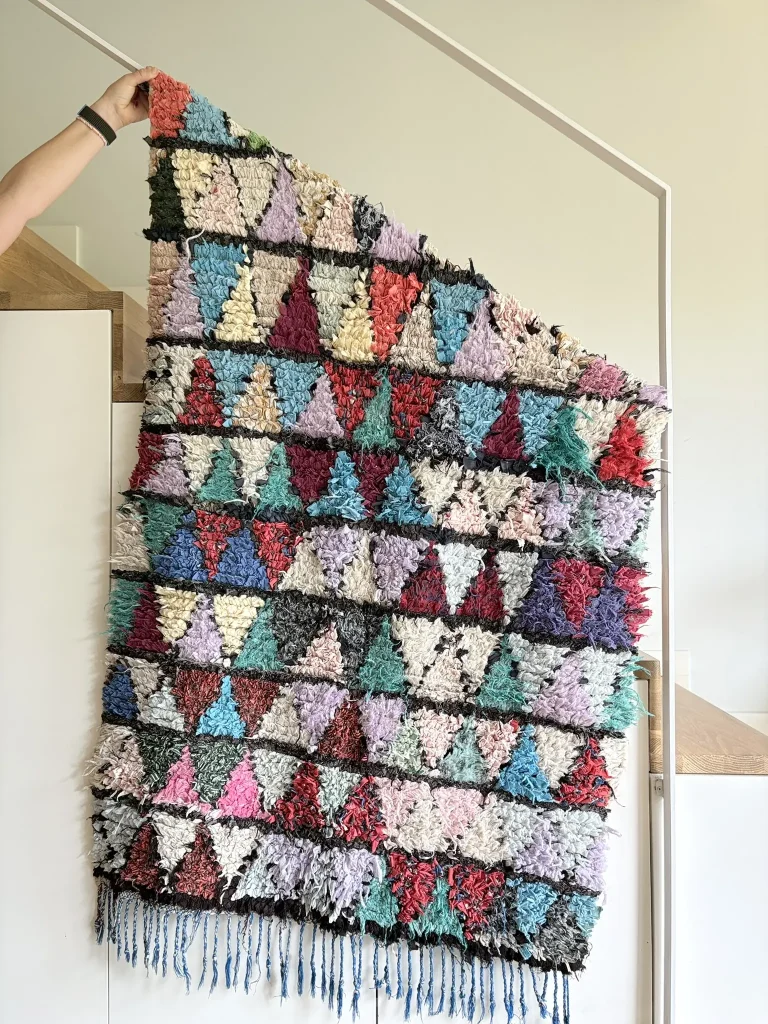 BERBERIAN KILIM STORE 5 bunter Boucherouite Teppich mit Dreiecksmuster
