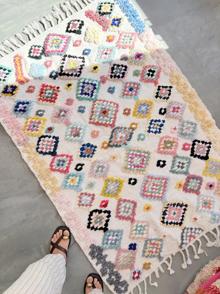 BERBERIAN KILIM STORE 4 Kleiner Boucherouite Teppich mit bunten Rauten