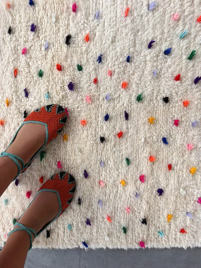 BERBERIAN KILIM STORE 4 kleiner Beni Ouarain Teppich mit bunten Punkten