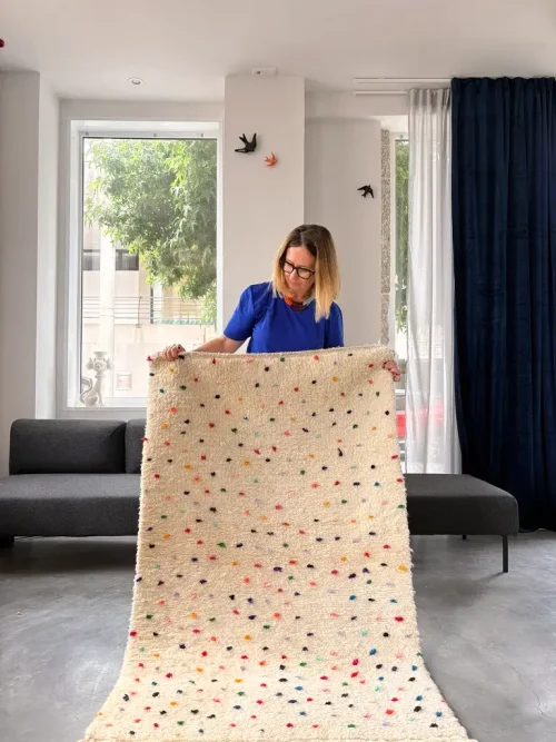 kleiner Beni Ouarain Teppich mit bunten Punkten