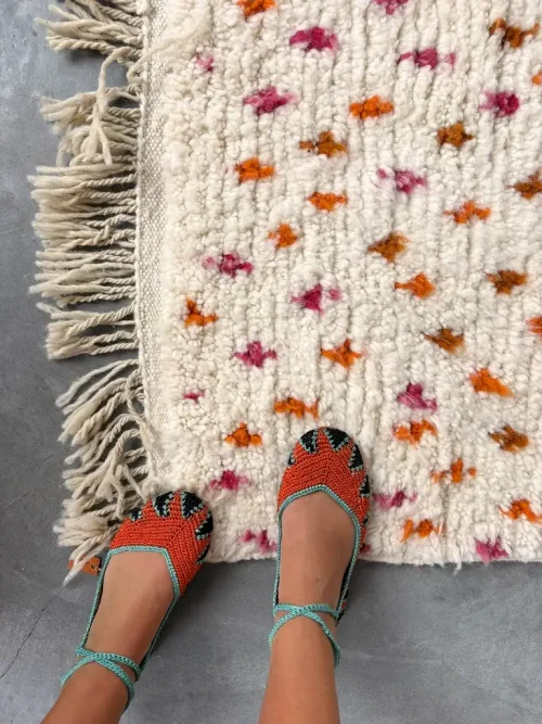 kleiner Beni Ouarain Teppich mit rosa orangen Punkten