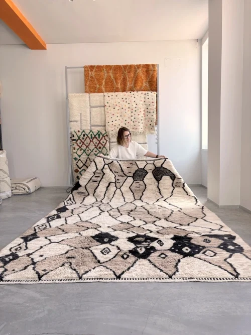 Moderner Berberteppich aus Wolle in Creme und Schwarz mit Rautenmuster