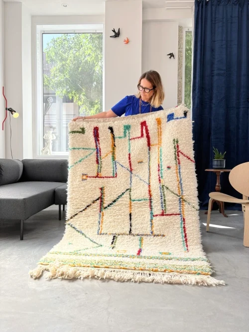 moderner Beni Ouarain Teppich mit buntem Muster