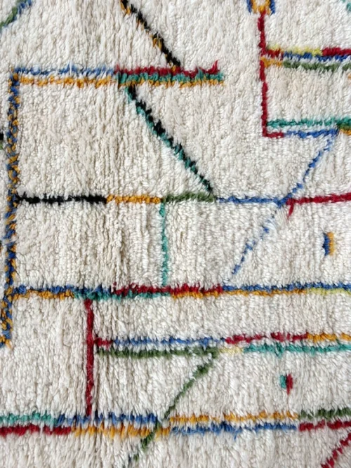 moderner Beni Ouarain Teppich mit buntem Muster