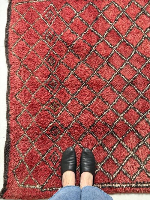 Roter Vintage Berberteppich mit Rautenmuster schwarz
