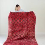 Roter Vintage Berberteppich mit Rautenmuster schwarz