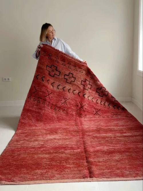 roter Vintage Berberteppich mit schwarzen Symbolen