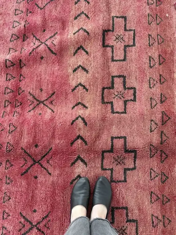 BERBERIAN KILIM STORE 2 roter Vintage Berberteppich mit schwarzen Symbolen