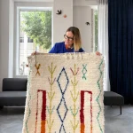 weißer Azilal Berberteppich im Ethno-Design