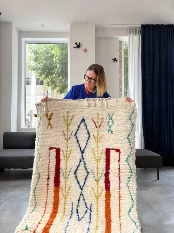 weißer Azilal Berberteppich im Ethno-Design