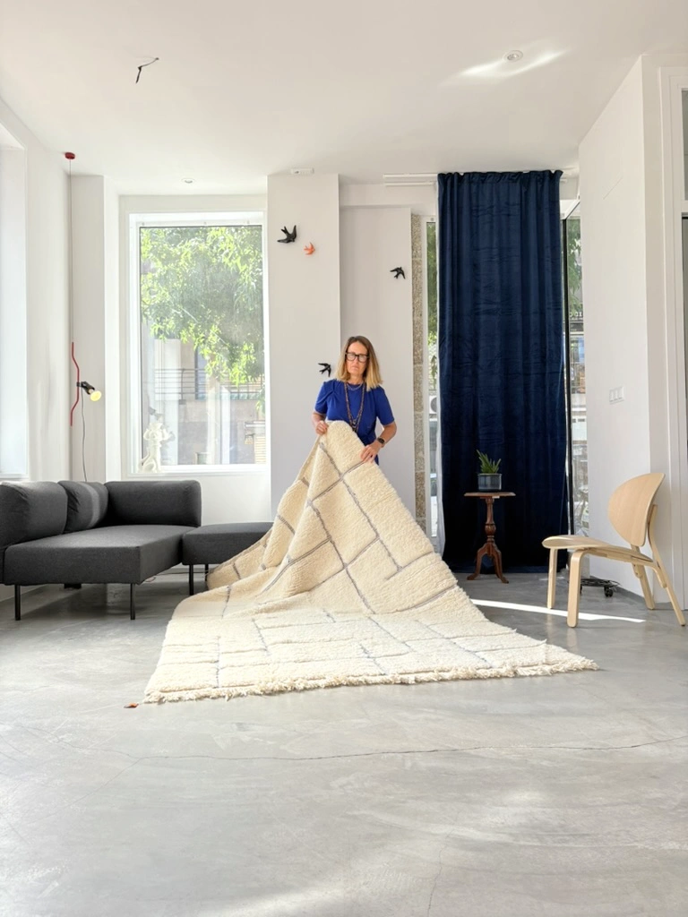 Weißer Beni Ouarain Teppich „Alina“ mit blauen geometrischen Linien 230 × 150 cm 3 weißer Beni Ouarain Teppich mit blauen geometrischen Linien